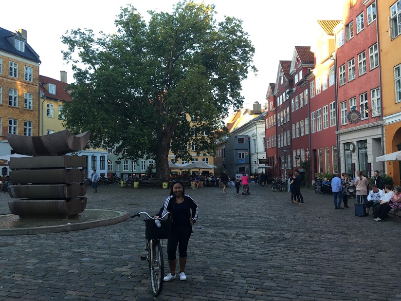 perempuan dan sepeda di salah satu sudut kota kopenhagen