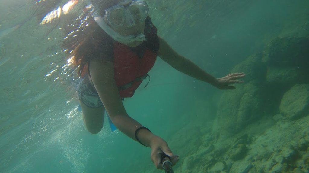 gadis dengan kacamata selam snorkeling di koh lipe, thailand