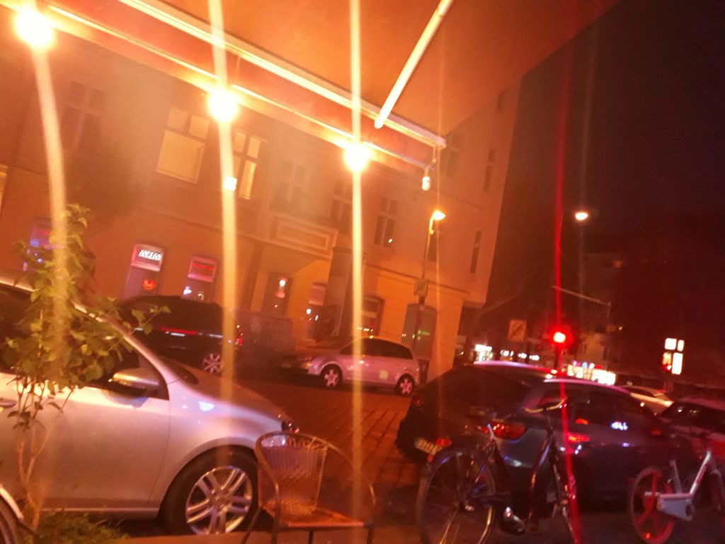 suasana malam dengan cahaya lampu kuning di sudut jalan kota